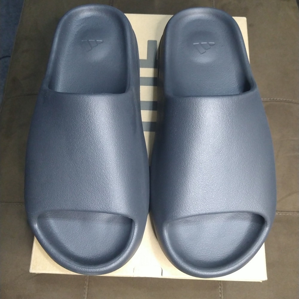 Men's Yeezy Slides Onyx Size 11